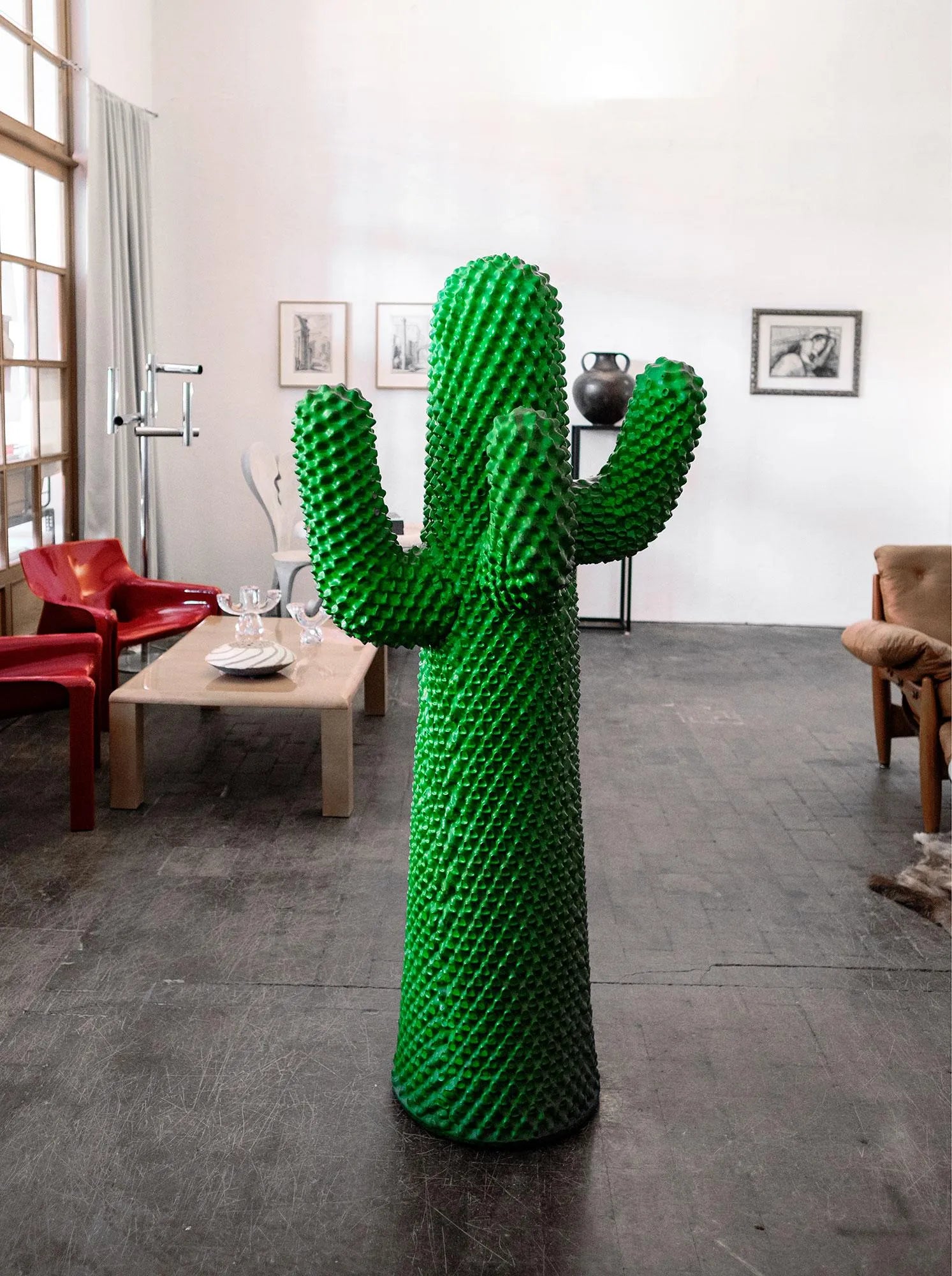 Perchero iconico para colgar ropa con forma de cactus verde de Gufram