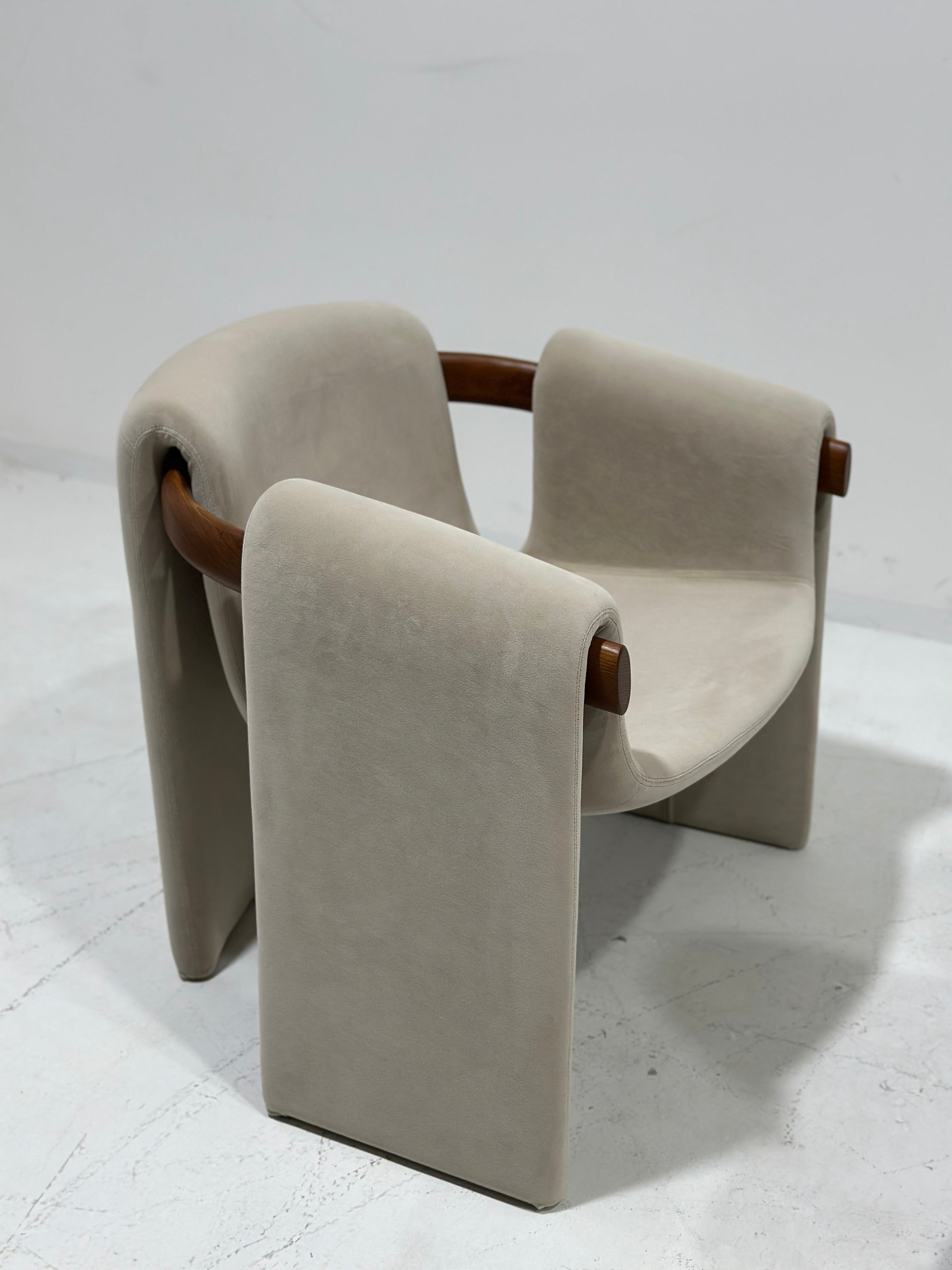 Sari Lounge Armchair - Modern Italian Sculptural Comfort