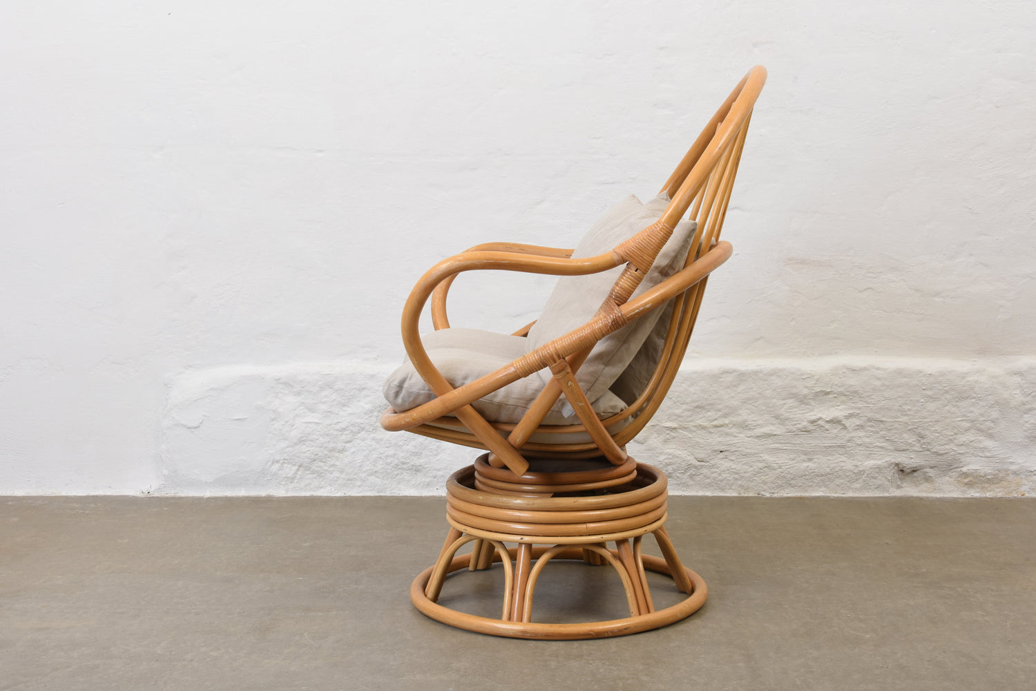 360-swivel-bamboo-style-lounge-chair