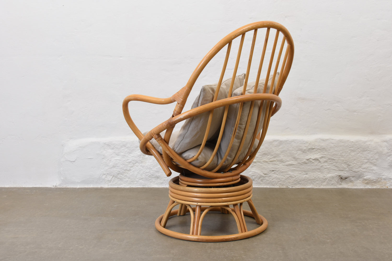 360-swivel-bamboo-style-lounge-chair