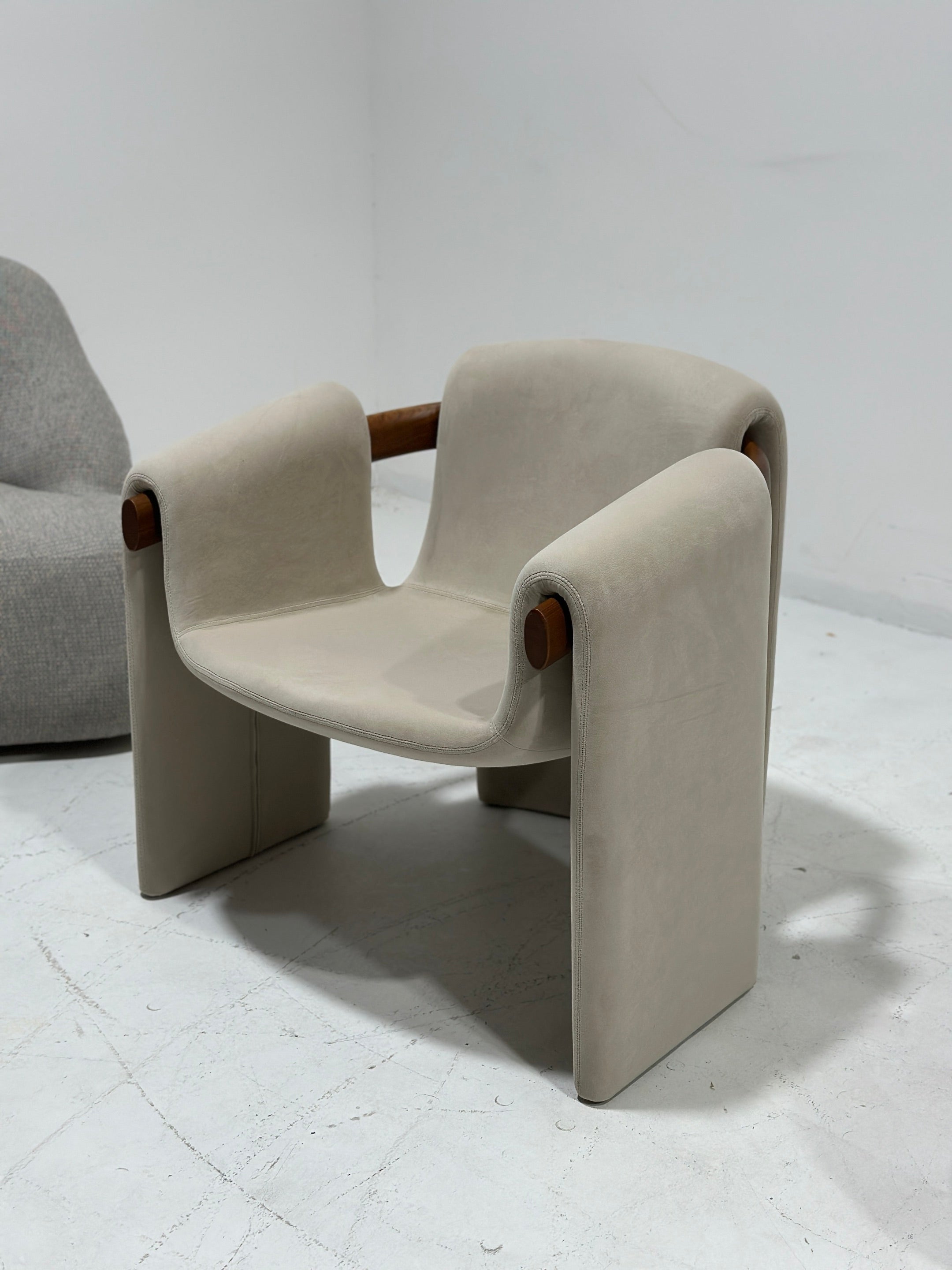 Sari Lounge Armchair - Modern Italian Sculptural Comfort