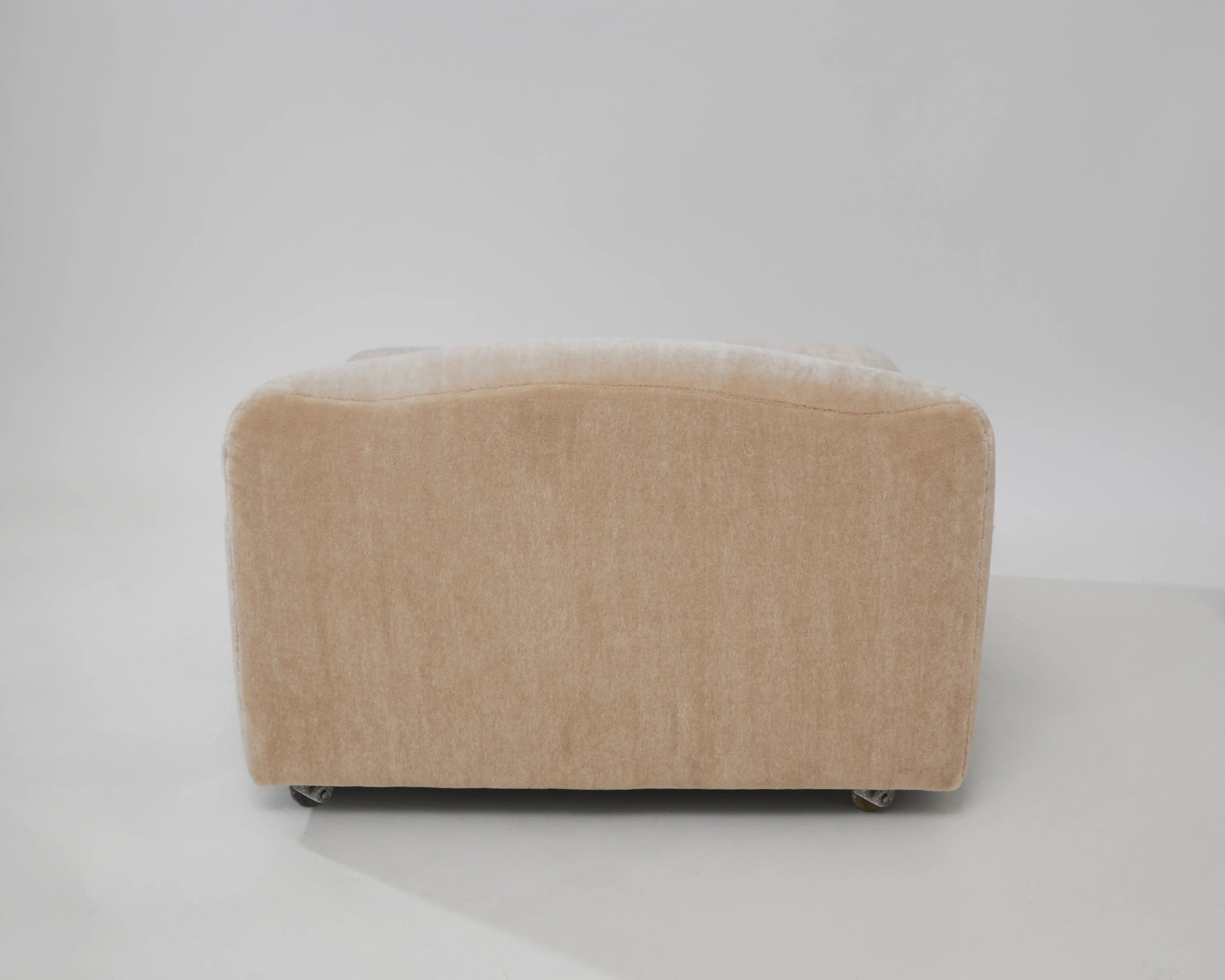 "Cozy and elegant ABCD 1-Seat Chair in luxurious mohair"