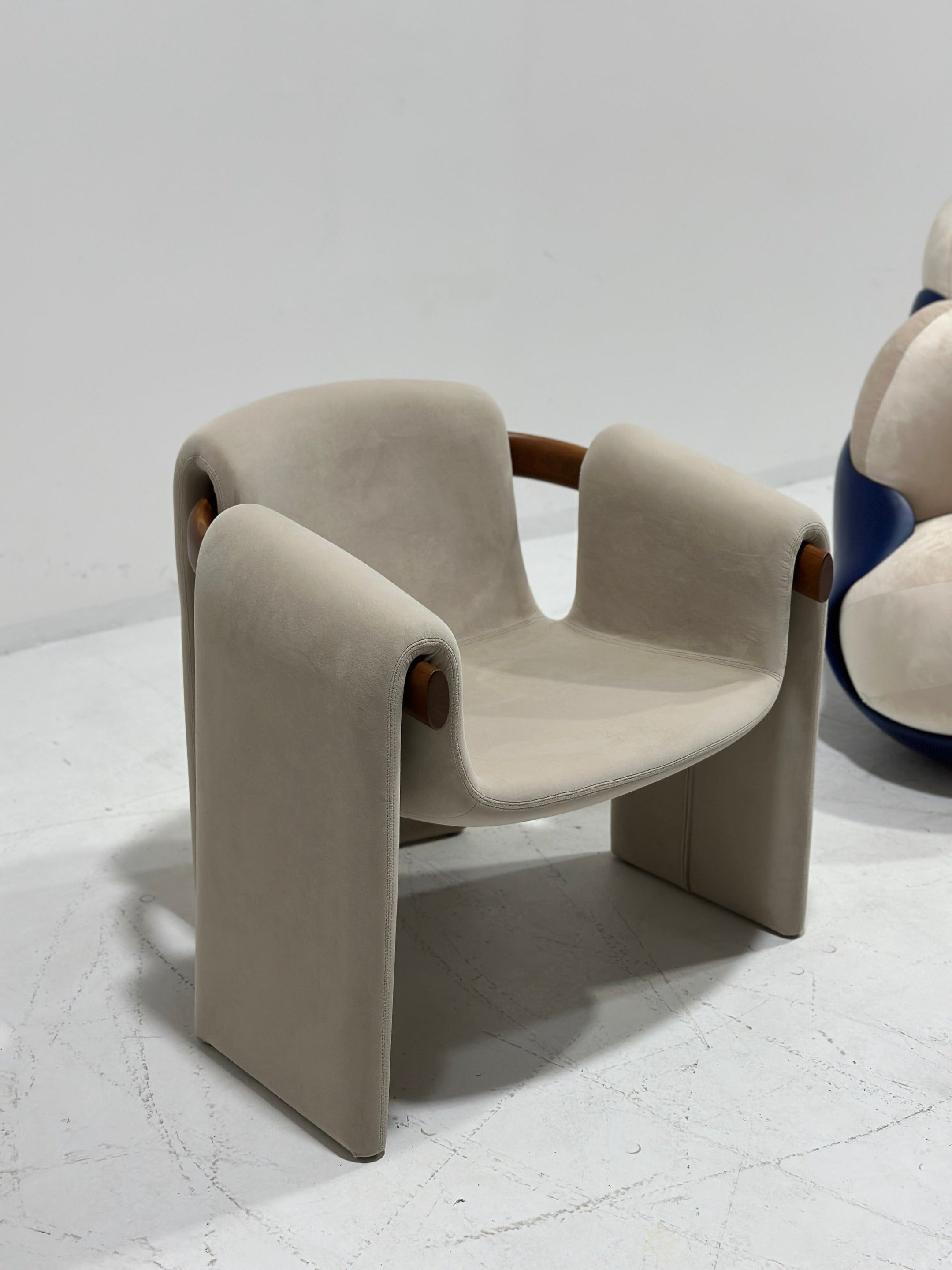 Sari Lounge Armchair - Modern Italian Sculptural Comfort