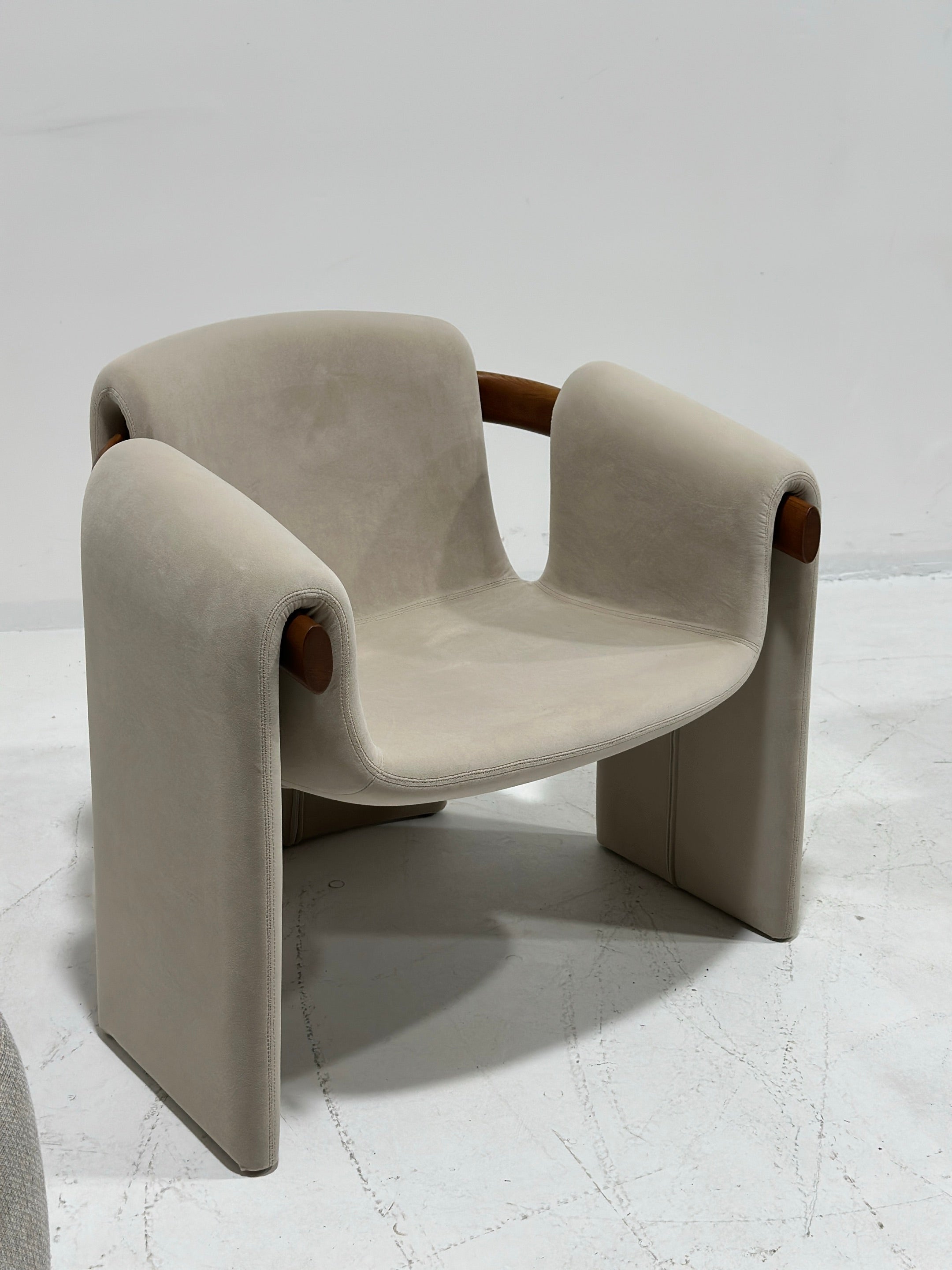 Sari Lounge Armchair - Modern Italian Sculptural Comfort
