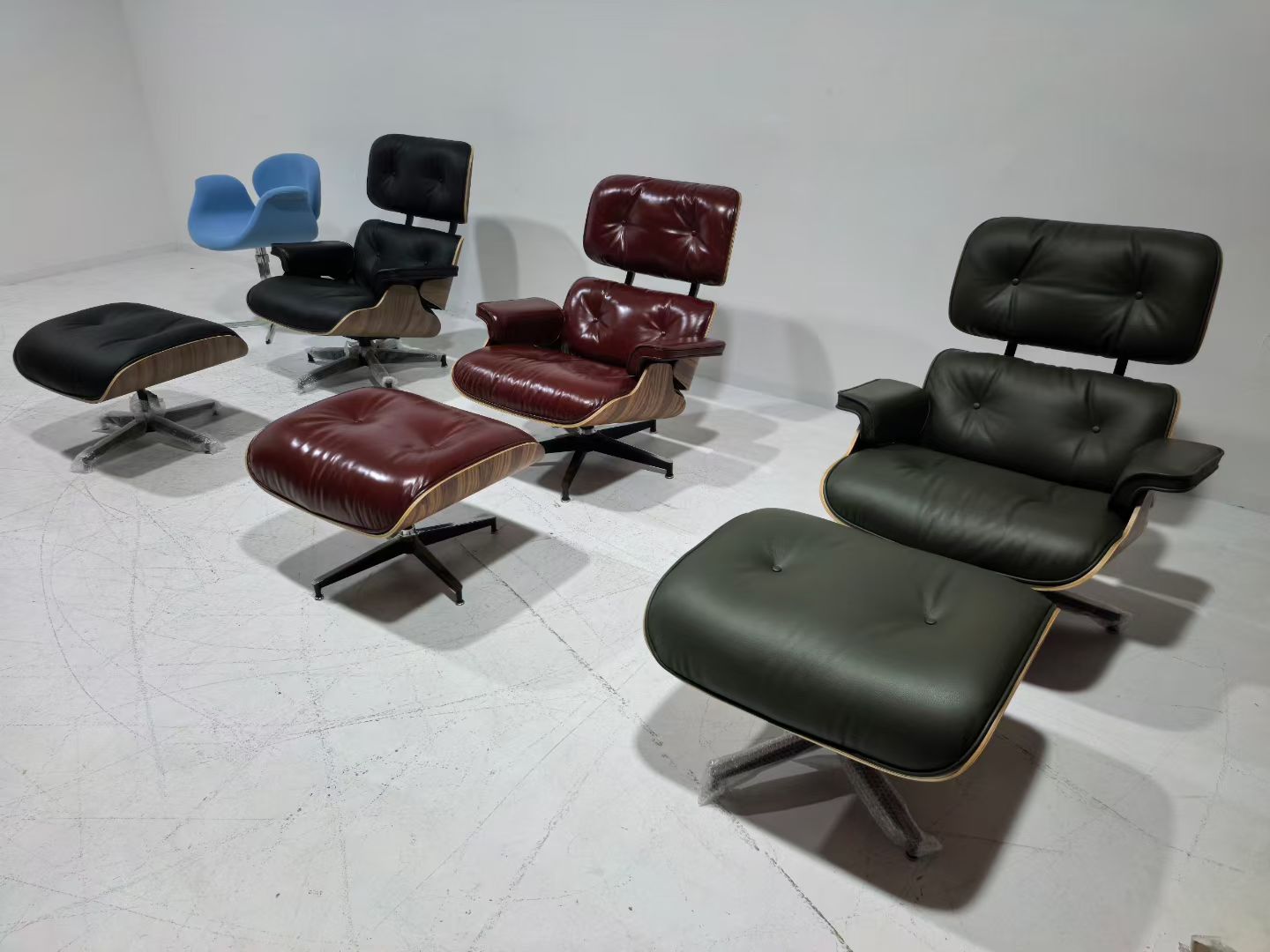 Full-Grain Leather Eames Lounge Chair Replica with Footrest