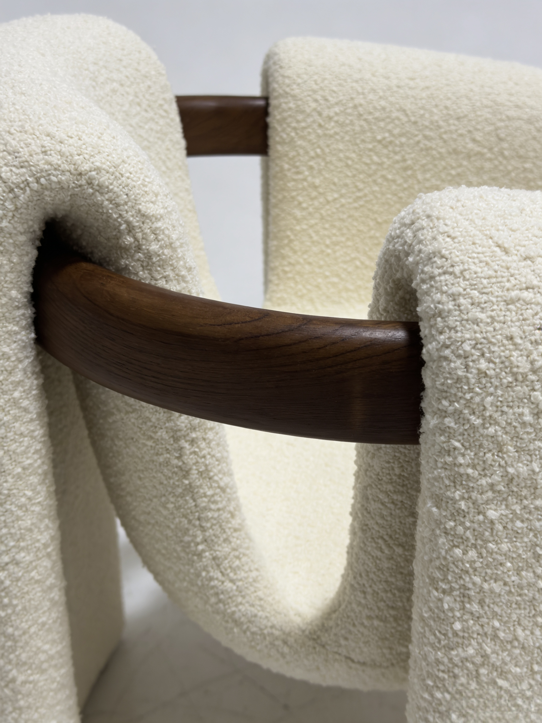 Sari Lounge Armchair - Modern Italian Sculptural Comfort