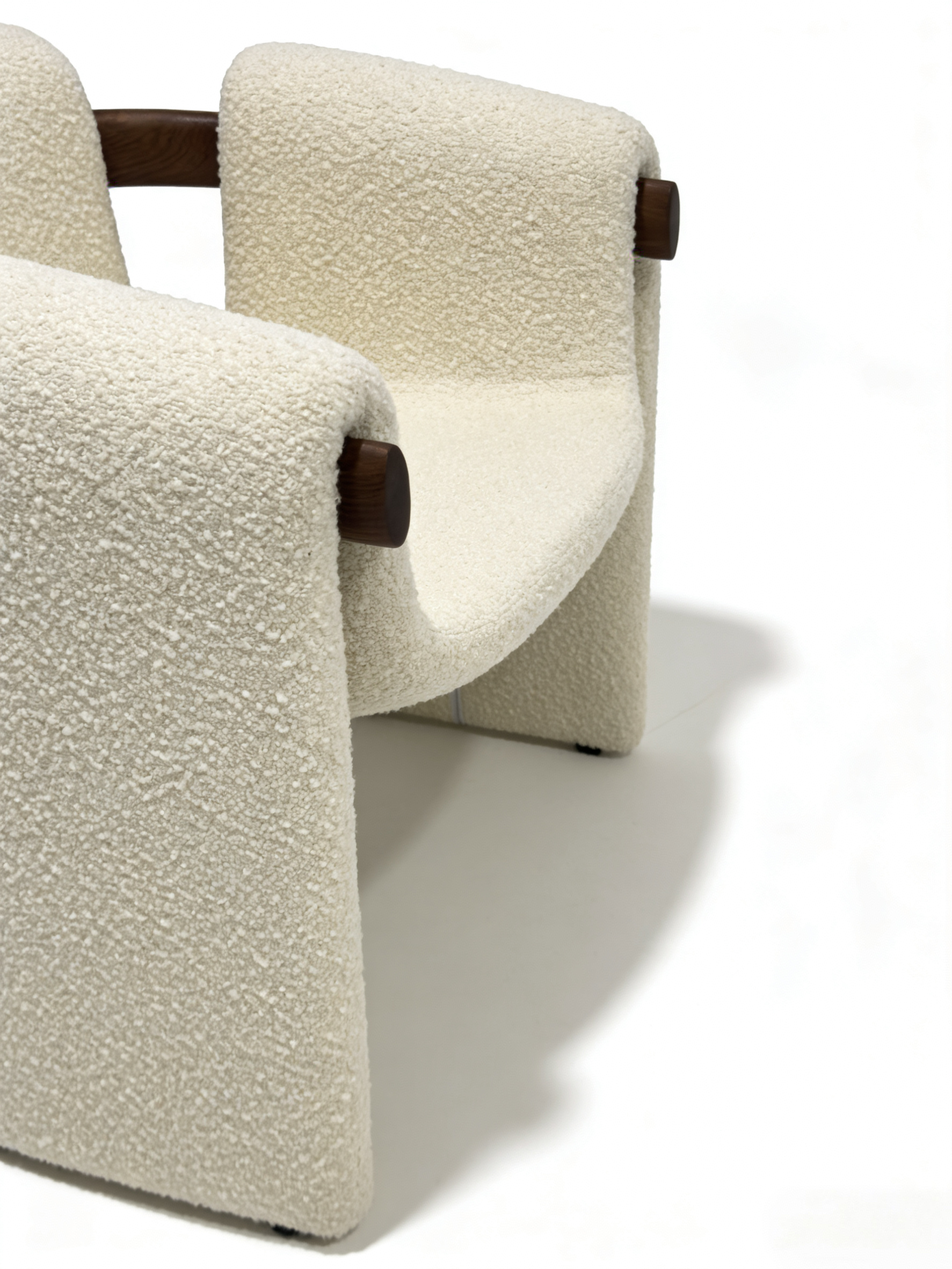 Sari Lounge Armchair - Modern Italian Sculptural Comfort