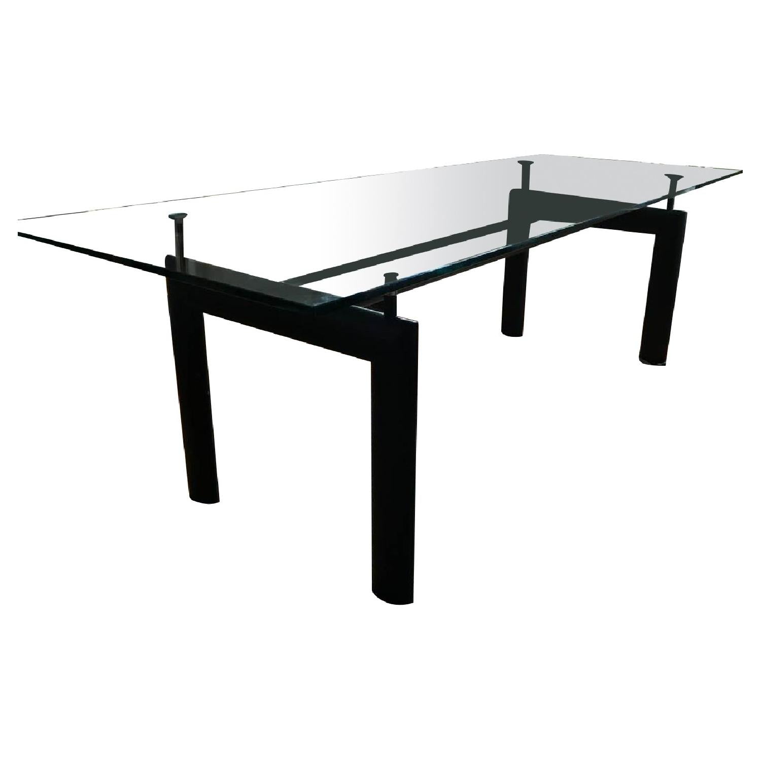 lc6-dining-table-family-meal-setup
