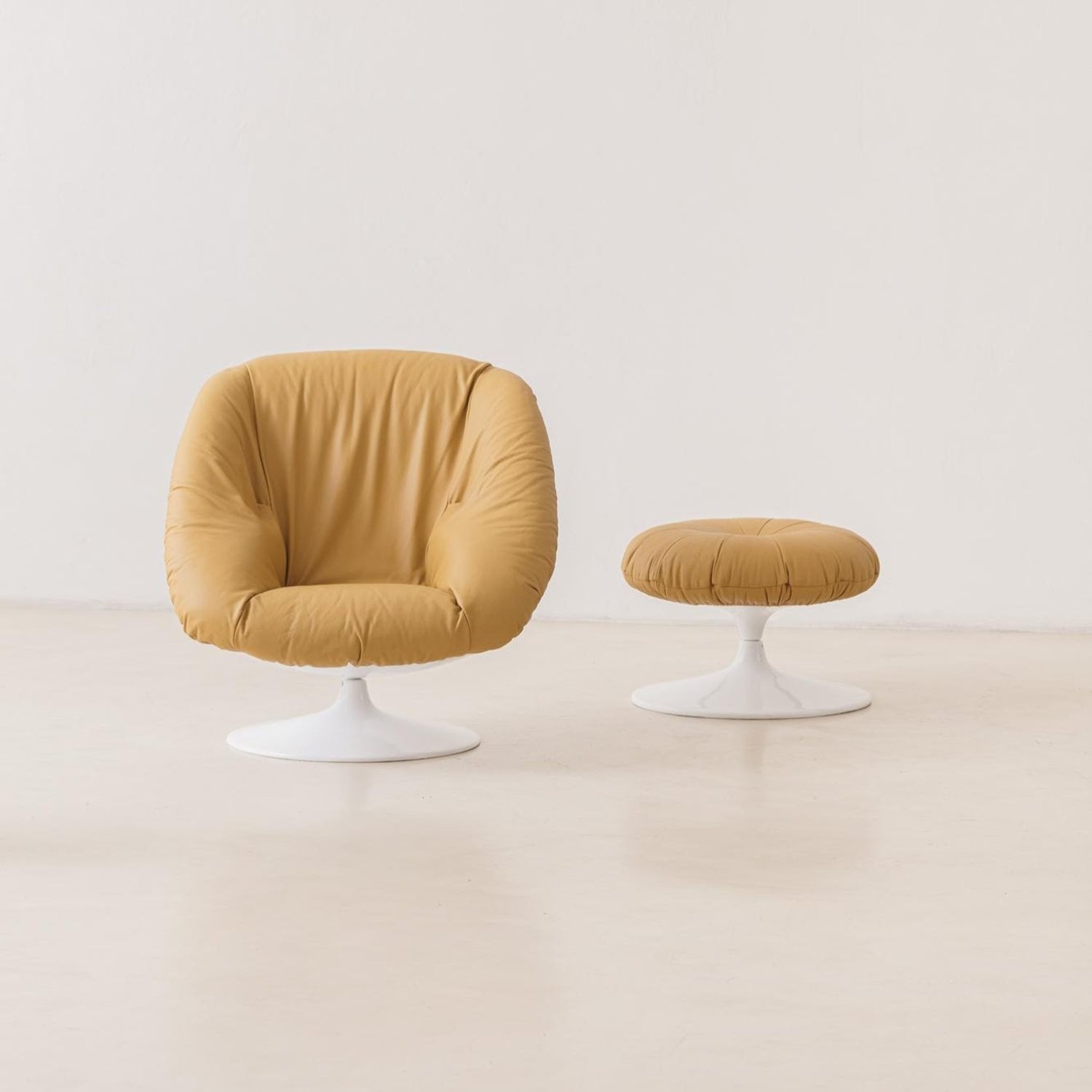 MP-71 Armchair by Percival Lafer: A Timeless Piece