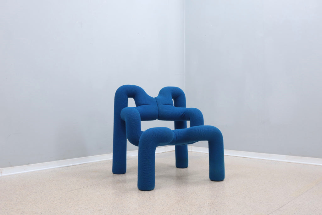 iconic-1970s-tubular-chair-blue
