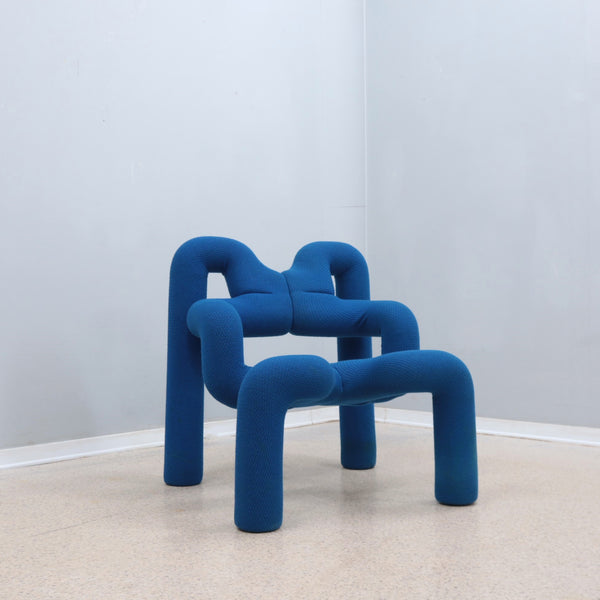 ekstrem-chair-1972-blue-fabric-front-view
