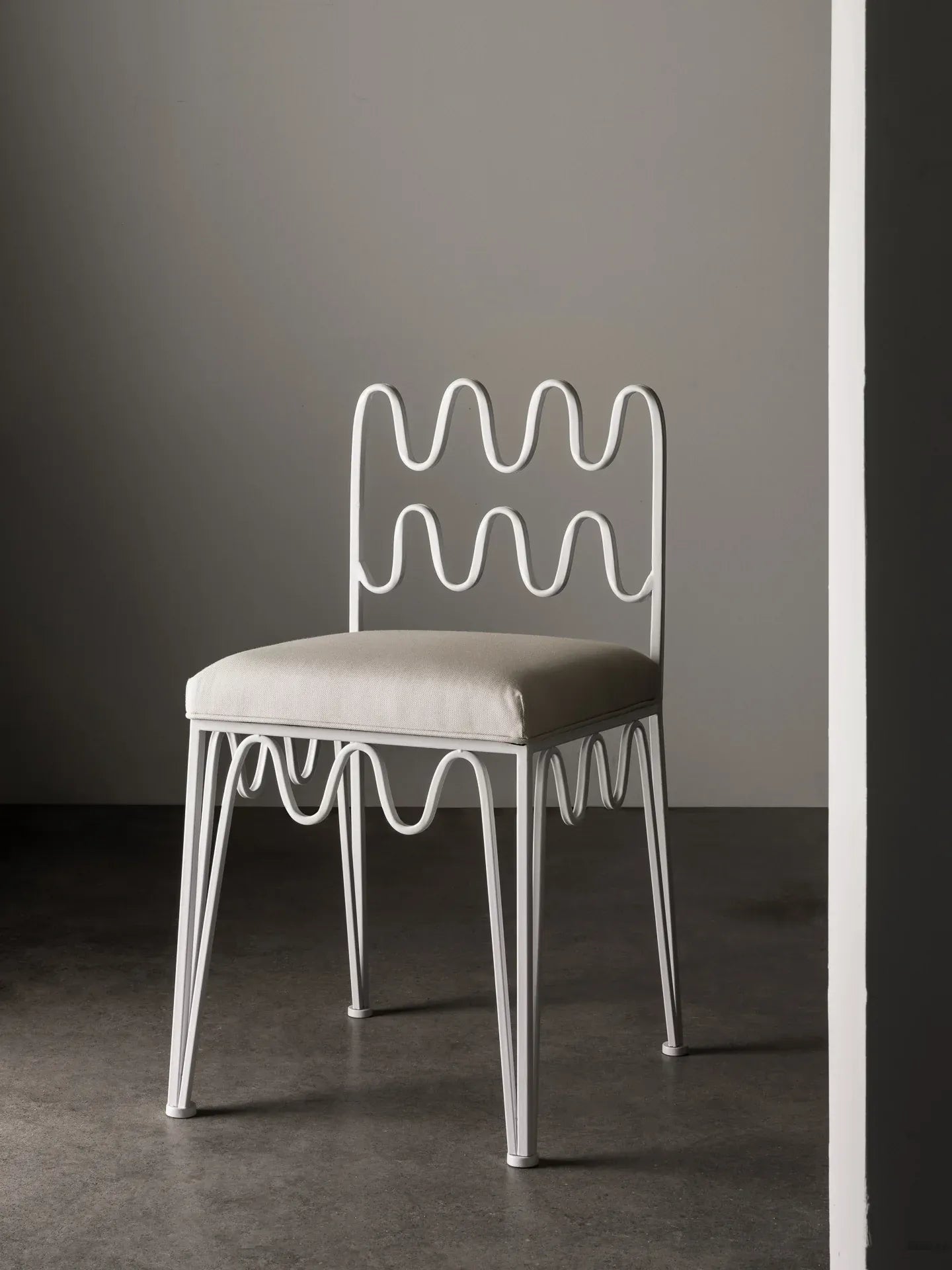 Stylish wavy dining chairs, perfect for adding a modern touch to your dining room.